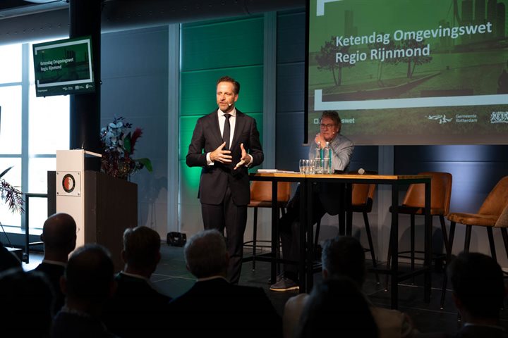 Minister Hugo de Jonge spreekt het publiek toe op de Ketendag Omgevingswet Regio Rijnmond.