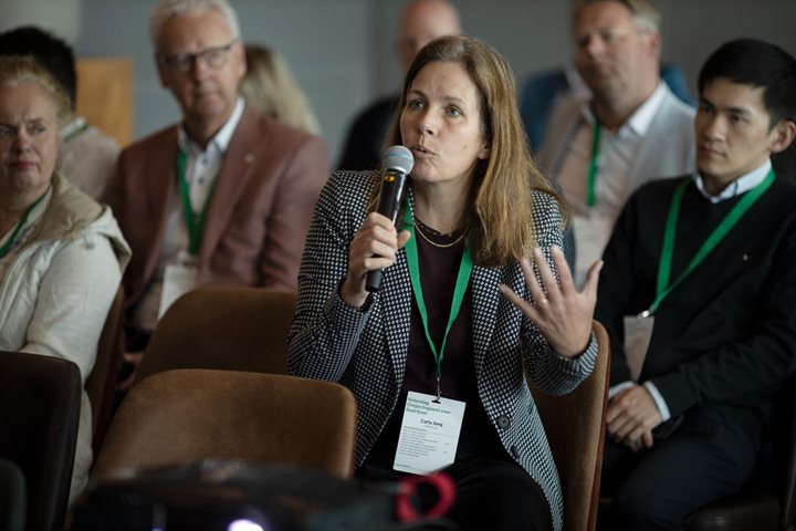 Carla Jong een deelnemer vanuit het Rotterdamse havenbedrijf Deltalinqs stelt een vraag tijdens een deelsessie op de Ketendag Omgevingswet Regio Rijnmond.